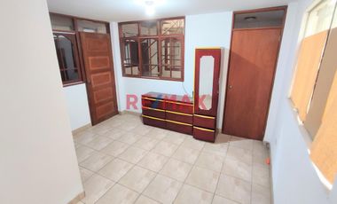 Casa Multifamiliar Con Cochera A Un Paso De La Estacion San Carlos