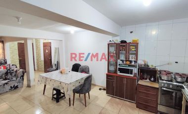 Casa Multifamiliar Con Cochera A Un Paso De La Estacion San Carlos