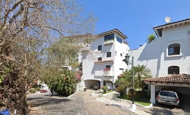 Hermoso y amplio departamento en Zona Hotelera en remate, Puerto Vallarta!