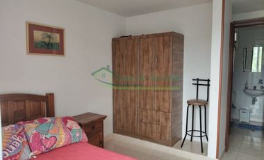 VENDEMOS HERMOSO APARTAMENTO AMOBLADO EN CONDOMINIO.