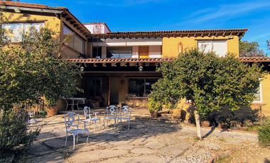 La casa es de dos plantas construida en adobe y cantera materiales que no solo proporcionan un ambiente acogedor y rústico, sino que también aseguran