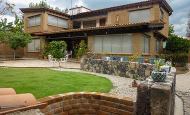 La casa es de dos plantas construida en adobe y cantera materiales que no solo proporcionan un ambiente acogedor y rústico, sino que también aseguran