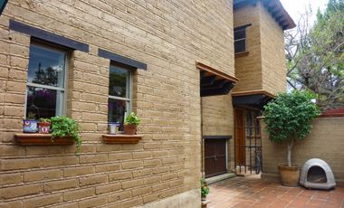 La casa es de dos plantas construida en adobe y cantera materiales que no solo proporcionan un ambiente acogedor y rústico, sino que también aseguran