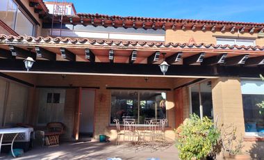 La casa es de dos plantas construida en adobe y cantera materiales que no solo proporcionan un ambiente acogedor y rústico, sino que también aseguran