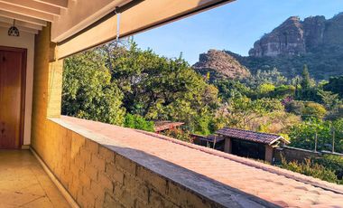La casa es de dos plantas construida en adobe y cantera materiales que no solo proporcionan un ambiente acogedor y rústico, sino que también aseguran