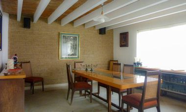 La casa es de dos plantas construida en adobe y cantera materiales que no solo proporcionan un ambiente acogedor y rústico, sino que también aseguran
