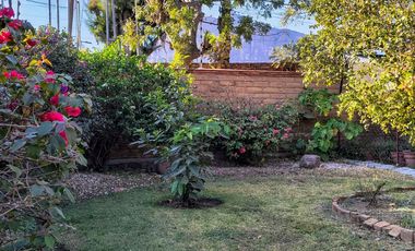 La casa es de dos plantas construida en adobe y cantera materiales que no solo proporcionan un ambiente acogedor y rústico, sino que también aseguran