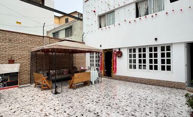 VENDO CASA DE 5 PISOS EN SALAMANCA FRENTE A PARQUE