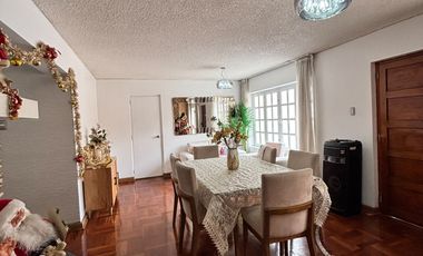 VENDO CASA DE 5 PISOS EN SALAMANCA FRENTE A PARQUE