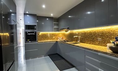 VENDO CASA DE 5 PISOS EN SALAMANCA FRENTE A PARQUE
