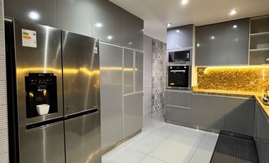 VENDO CASA DE 5 PISOS EN SALAMANCA FRENTE A PARQUE