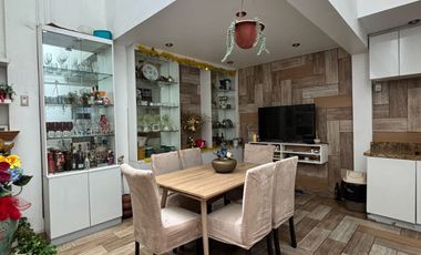 VENDO CASA DE 5 PISOS EN SALAMANCA FRENTE A PARQUE