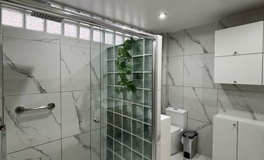 VENDO CASA DE 5 PISOS EN SALAMANCA FRENTE A PARQUE