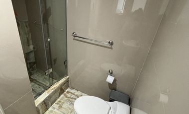 VENDO CASA DE 5 PISOS EN SALAMANCA FRENTE A PARQUE