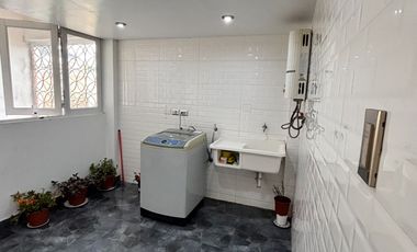 VENDO CASA DE 5 PISOS EN SALAMANCA FRENTE A PARQUE