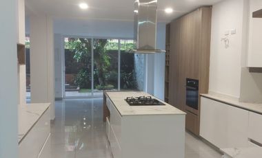 VENDO casa Jockey Club Ciudad Jardín Cali