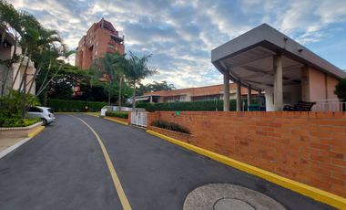VENDO casa Jockey Club Ciudad Jardín Cali