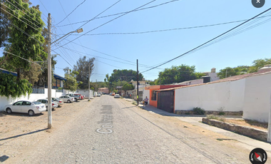 Casa ubicada en colonia Plaza Toro, Chapala, Jalisco. Con 157m2 y 3 Recamaras, a unos minutos de Av. Francisco y Madero, y muy cerca de la central cam