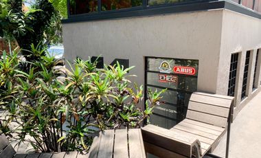 Edificio en venta con local comercial y oficinas