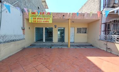 CASA EN VENTA PARA REMODELAR SOBRE AV. REVOLUCIÓN, FRENTE AL COLEGIO ANÁHUAC REVOLUCIÓN.