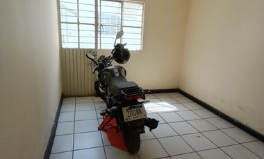 CASA EN VENTA PARA REMODELAR SOBRE AV. REVOLUCIÓN, FRENTE AL COLEGIO ANÁHUAC REVOLUCIÓN.