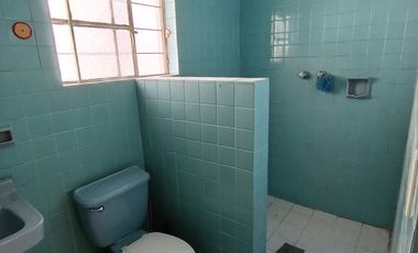 CASA EN VENTA PARA REMODELAR SOBRE AV. REVOLUCIÓN, FRENTE AL COLEGIO ANÁHUAC REVOLUCIÓN.