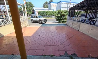 CASA EN VENTA PARA REMODELAR SOBRE AV. REVOLUCIÓN, FRENTE AL COLEGIO ANÁHUAC REVOLUCIÓN.
