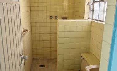 CASA EN VENTA PARA REMODELAR SOBRE AV. REVOLUCIÓN, FRENTE AL COLEGIO ANÁHUAC REVOLUCIÓN.