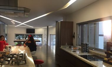 CASA  MODERNA EN VENTA EN FRACCIONAMIENTO TAMOANCHAN, MORELOS