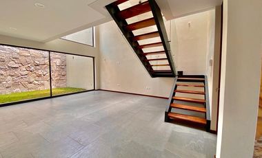 HERMOSA CASA EN RENTA ALTOZANO.