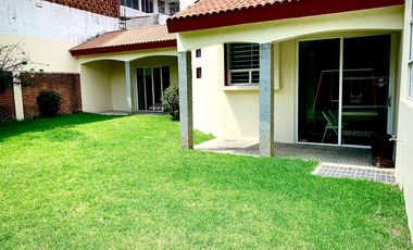 CASA DE UN PISO EN ARBOLEDAS DE GUADALUPE, SECCION FUENTES, CON  AMPLIO JARDIN.