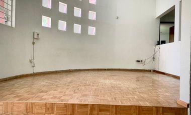 CASA DE UN PISO EN ARBOLEDAS DE GUADALUPE, SECCION FUENTES, CON  AMPLIO JARDIN.