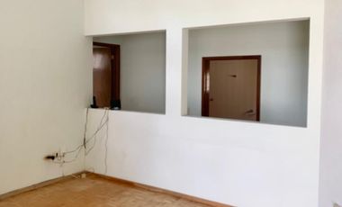 CASA DE UN PISO EN ARBOLEDAS DE GUADALUPE, SECCION FUENTES, CON  AMPLIO JARDIN.