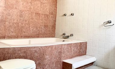 CASA DE UN PISO EN ARBOLEDAS DE GUADALUPE, SECCION FUENTES, CON  AMPLIO JARDIN.