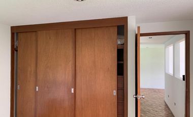 CASA DE UN PISO EN ARBOLEDAS DE GUADALUPE, SECCION FUENTES, CON  AMPLIO JARDIN.