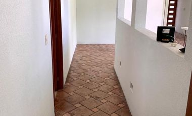 CASA DE UN PISO EN ARBOLEDAS DE GUADALUPE, SECCION FUENTES, CON  AMPLIO JARDIN.