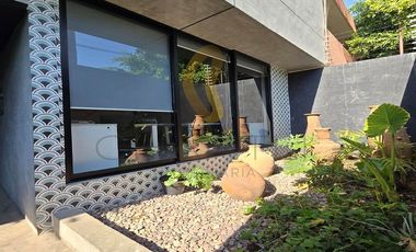 PROPIEDAD EN VENTA CON USO DE OFICINA EN COLONIA JARDINES DEL BOSQUE
