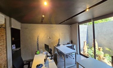 PROPIEDAD EN VENTA CON USO DE OFICINA EN COLONIA JARDINES DEL BOSQUE