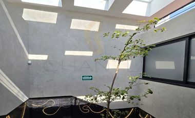 PROPIEDAD EN VENTA CON USO DE OFICINA EN COLONIA JARDINES DEL BOSQUE