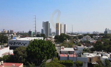 PROPIEDAD EN VENTA CON USO DE OFICINA EN COLONIA JARDINES DEL BOSQUE