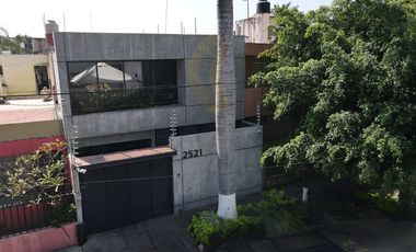 PROPIEDAD EN VENTA CON USO DE OFICINA EN COLONIA JARDINES DEL BOSQUE