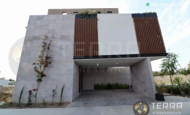 SE VENDE CASA DE LUJO EN CASTELA RESERVA RESIDENCIAL SALIDA SAN MIGUEL DE ALLENDE  EN CELAYA GTO.  Casa en esquina de 3 Pisos con 3 Habitaciones y Cad