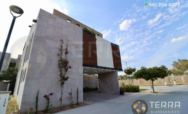 SE VENDE CASA DE LUJO EN CASTELA RESERVA RESIDENCIAL SALIDA SAN MIGUEL DE ALLENDE  EN CELAYA GTO.  Casa en esquina de 3 Pisos con 3 Habitaciones y Cad