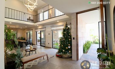 SE VENDE CASA DE LUJO EN CASTELA RESERVA RESIDENCIAL SALIDA SAN MIGUEL DE ALLENDE  EN CELAYA GTO.  Casa en esquina de 3 Pisos con 3 Habitaciones y Cad