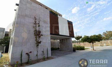 SE VENDE CASA DE LUJO EN CASTELA RESERVA RESIDENCIAL SALIDA SAN MIGUEL DE ALLENDE  EN CELAYA GTO.  Casa en esquina de 3 Pisos con 3 Habitaciones y Cad