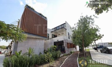 SE VENDE CASA DE LUJO EN CASTELA RESERVA RESIDENCIAL SALIDA SAN MIGUEL DE ALLENDE  EN CELAYA GTO.  Casa en esquina de 3 Pisos con 3 Habitaciones y Cad