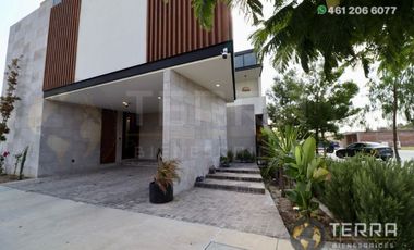 SE VENDE CASA DE LUJO EN CASTELA RESERVA RESIDENCIAL SALIDA SAN MIGUEL DE ALLENDE  EN CELAYA GTO.  Casa en esquina de 3 Pisos con 3 Habitaciones y Cad
