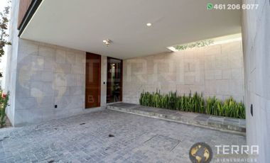 SE VENDE CASA DE LUJO EN CASTELA RESERVA RESIDENCIAL SALIDA SAN MIGUEL DE ALLENDE  EN CELAYA GTO.  Casa en esquina de 3 Pisos con 3 Habitaciones y Cad