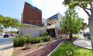 SE VENDE CASA DE LUJO EN CASTELA RESERVA RESIDENCIAL SALIDA SAN MIGUEL DE ALLENDE  EN CELAYA GTO.  Casa en esquina de 3 Pisos con 3 Habitaciones y Cad