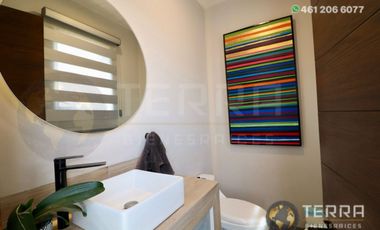 SE VENDE CASA DE LUJO EN CASTELA RESERVA RESIDENCIAL SALIDA SAN MIGUEL DE ALLENDE  EN CELAYA GTO.  Casa en esquina de 3 Pisos con 3 Habitaciones y Cad
